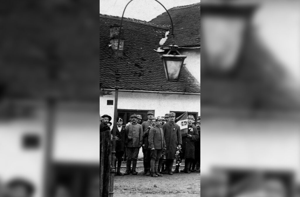 Различити примјери расвјете и електричне мреже на улицама града крајем 19. и почетком 20. вијека