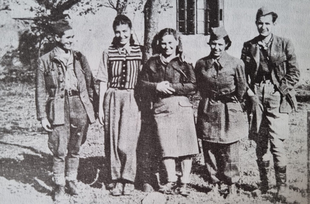 Сестре Лепа и Даница Перовић са Загом Умићевић на једном од задатака 1944. године.