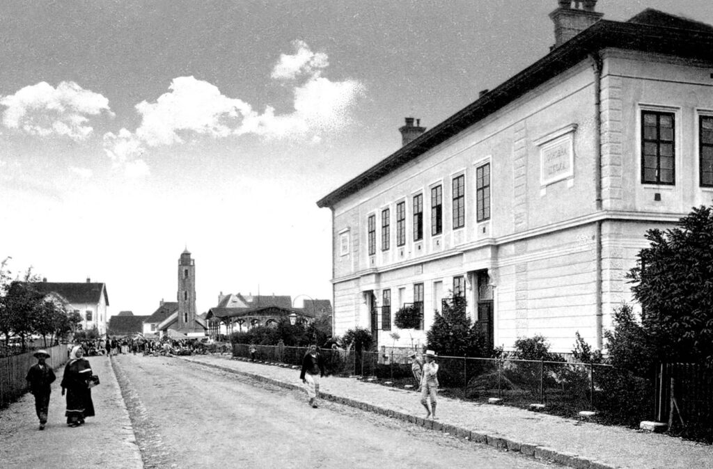 Зграда Комуналне школе основане 1890, а изграђене 1896. Данас зграда Матичног музеја Козаре