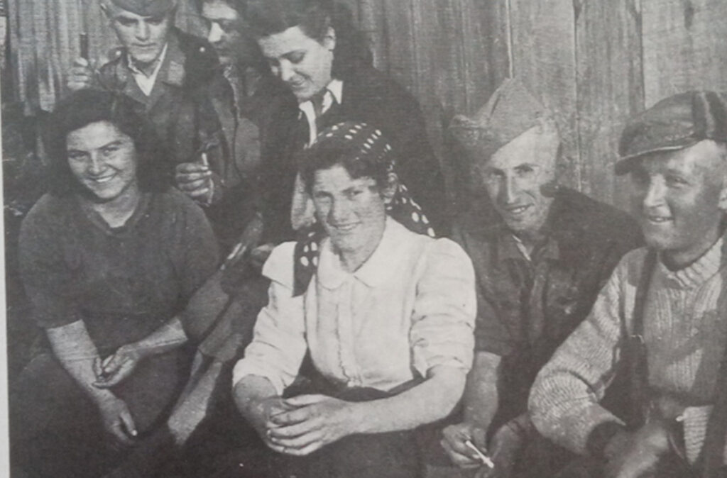 Село Грбавци на Козари, 1943. године. Болничарке Смиља Шипка (с марамом), Боса Мирић, Јела Бокан и Сека Тешановић и курир Милутин Ђорђевић (десно). У шајкачи Илија Стојановић, обавјештајни официр батаљона.