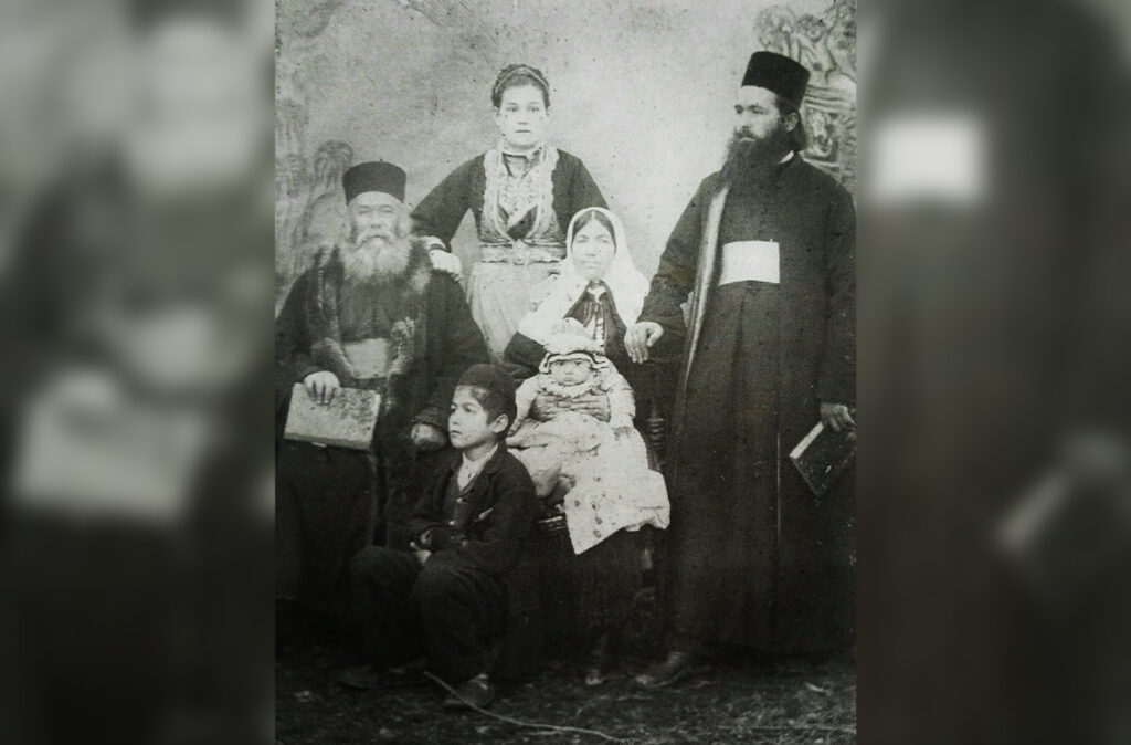 Стојановићи почетком 20. вијека – дјечак на слици Сретен Стојановић (Каталог изложбе Сретен Стојановић, Галерија РТС, Душан Миловановић и Љиљана Порчић, Београд 2013, 3)
