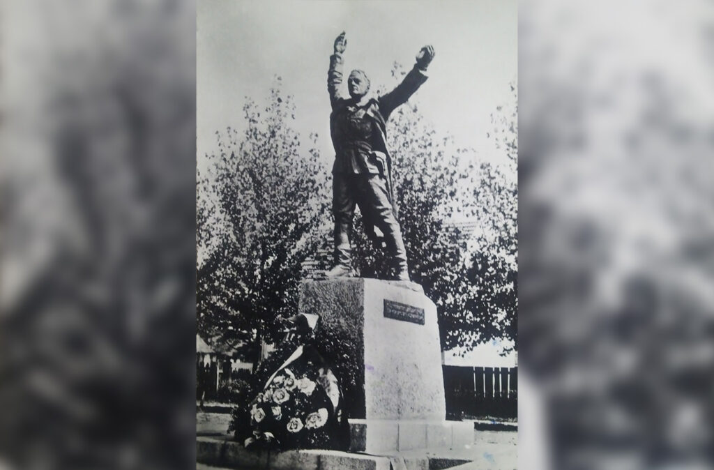 Споменик брату Младену Стојановићу, народном хероју и револуционару, Сретен је завршио 1950. године, када је и откривен испред зграде тадашње Општине Приједор, 22. децембра исте године.